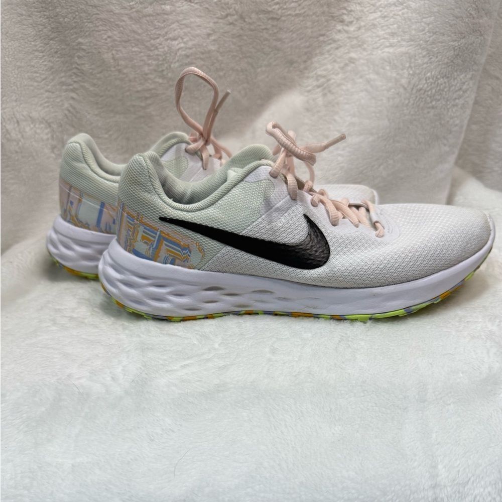 Nike White and Mint Green Athletic Shoes